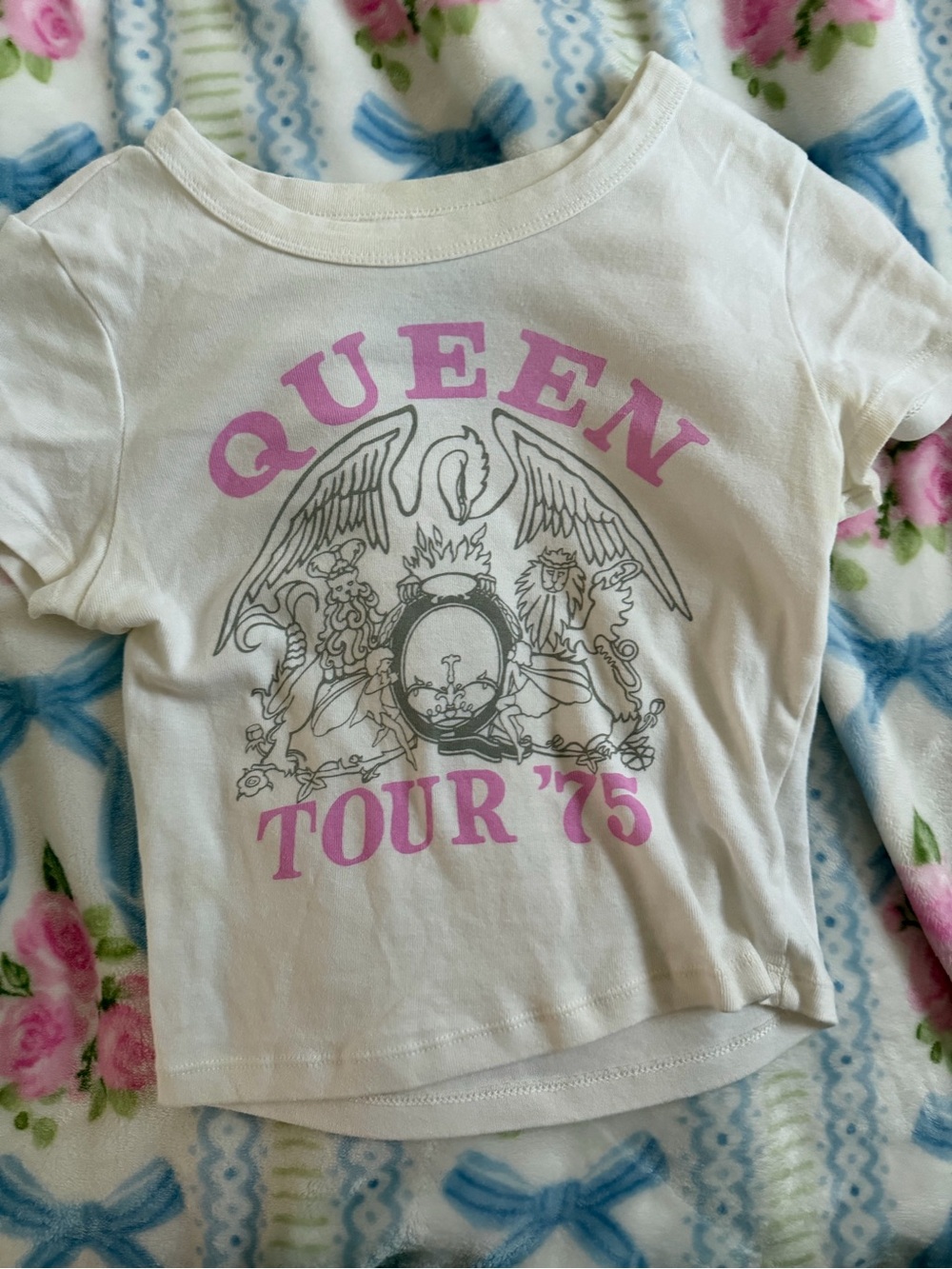 American Eagle Outfitters White Tee with Pink Queen Tour '75 Graphic